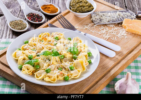 Tortellini avec les pois verts, les noix de pin, le parmesan et supérieure Banque D'Images