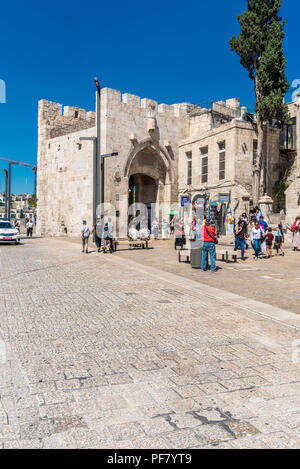 Jérusalem, Israël - 16 août 2018 : la porte de Jaffa, l'une des sept grandes portes ouvertes dans des murs de la vieille ville de Jérusalem Banque D'Images