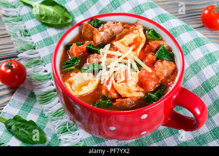 Soupe tortellini avec saucisses italiennes, épinards, tomates, fromage parmesan Banque D'Images