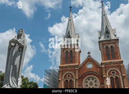 Vierge Marie statue en face de la basilique-cathédrale Notre Dame de Saigon, une attraction touristique populaire à Ho Chi Minh Ville, Vietnam Banque D'Images