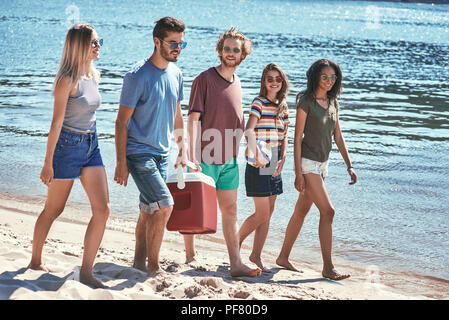 Du temps avec des amis groupe de jeunes jouer au volleyball sur la plage Banque D'Images