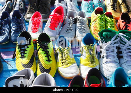 Chaussures de sport colorées sur un étal de marché aux puces, Brême, Allemagne, Europe je Bunte Sportschuhe auf einem Flohmarktstand, Bremer, un Kajenmarkt Flohmarkt Banque D'Images