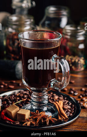 Tasse de café sur la plaque de métal avec des haricots, du sucre raffiné et le bâton de cannelle, d'anis et de piment. Banque D'Images