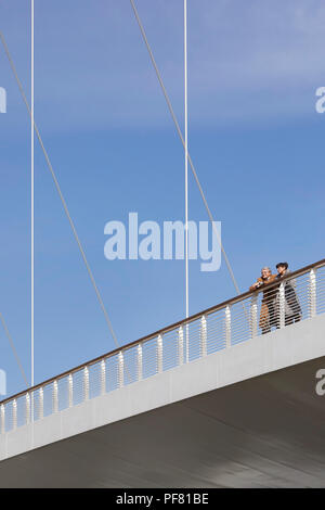 Les piétons à la recherche sur le côté de la Cittadella Pont. Pont Cittadella, Alessandria, Italie. Architecte : Richard Meier et partenaires, 2017. Banque D'Images