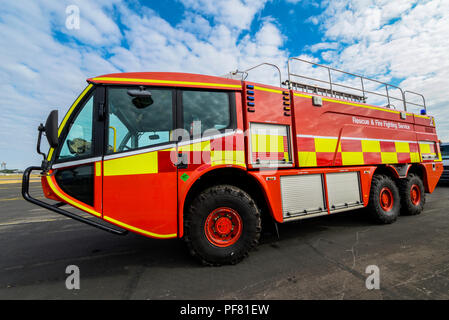 Pompiers au Farnborough International Airshow, FIA l'avionique, l'exposition. Sauvetage de l'aéroport et service de lutte contre l'incendie d'un véhicule d'urgence, Banque D'Images