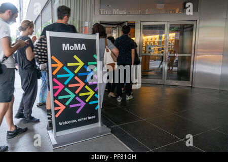 Les personnes qui désirent visiter le musée d'Art Moderne MoMA de New York City Banque D'Images