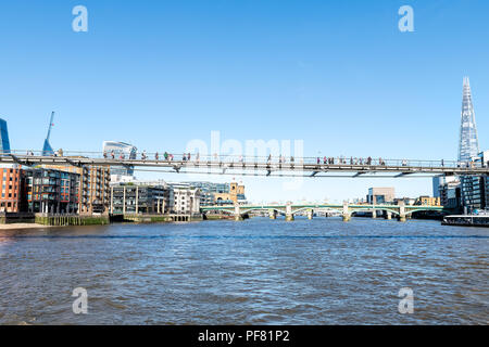 Londres, Royaume-Uni - 22 juin 2018 : La vue de bateau sur la Tamise sur Millennium Bridge avec les gens, les piétons circulant au cours de journée ensoleillée avec du soleil, bleu clair Banque D'Images