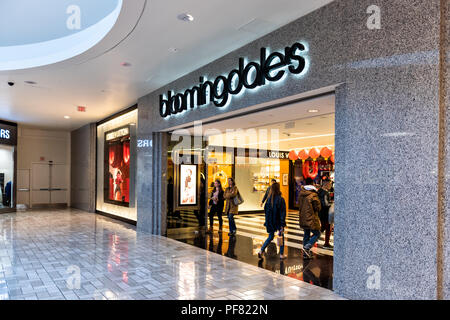 Tysons Corner, Etats-Unis - le 26 janvier 2018 : Bloomingdale's department store, magasin, entrée en devanture centre commercial en Virginie avec personnes à pied, en Banque D'Images
