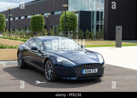 Une Aston Martin Rapide S berline sport quatre portes photographiées à Aston Martin de sa nouvelle unité de production à St Athan dans la vallée de Glamorgan. Banque D'Images