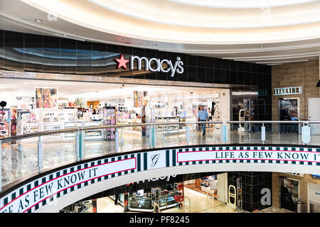 Tysons Corner, Etats-Unis - le 26 janvier 2018 : Macy's, Macy's department store storefront, entrée avec les gens, l'homme, les acheteurs, les clients de marche dans votre m Banque D'Images