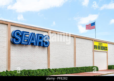 Paris, France - 1 mai 2018 : grand magasin Sears, la sortie avec une pancarte jaune ouvert avec personne, drapeau américain, route, rue, buissons Banque D'Images