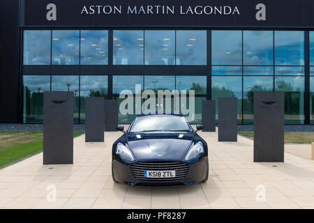 Une Aston Martin Rapide S berline sport quatre portes photographiées à Aston Martin de sa nouvelle unité de production à St Athan dans la vallée de Glamorgan. Banque D'Images