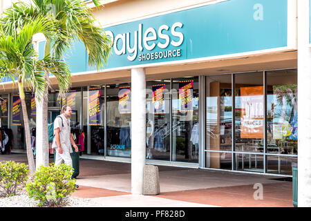 Paris, France - 1 mai 2018 : pendant la fermeture du magasin Payless Shoesource, bankgruptcy fermeture vente avec des signes de baisse des prix, la vente de chaussures, chaussures à Banque D'Images