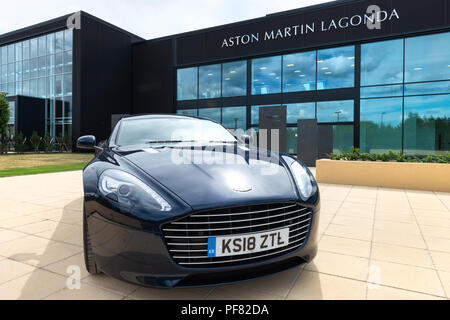 Une Aston Martin Rapide S berline sport quatre portes photographiées à Aston Martin de sa nouvelle unité de production à St Athan dans la vallée de Glamorgan. Banque D'Images