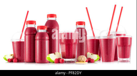Smoothie aux fruits dans de nombreux types de verres et bouteilles isolé sur fond blanc Banque D'Images