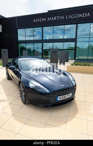 Une Aston Martin Rapide S berline sport quatre portes photographiées à Aston Martin de sa nouvelle unité de production à St Athan dans la vallée de Glamorgan. Banque D'Images