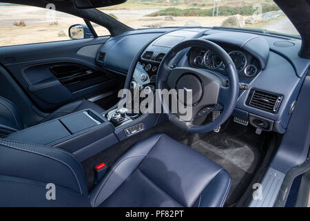 L'intérieur d'une Aston Martin Rapide S berline sport quatre portes photographié dans la vallée de Glamorgan. Banque D'Images