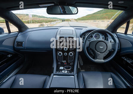 L'intérieur d'une Aston Martin Rapide S berline sport quatre portes photographié dans la vallée de Glamorgan. Banque D'Images