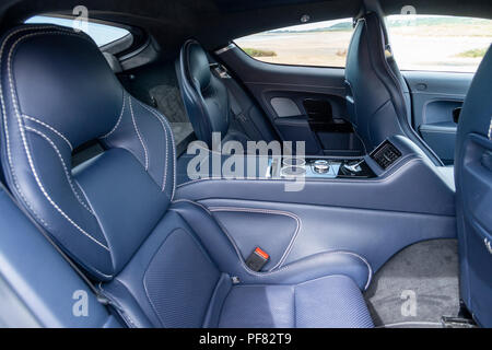 Les sièges arrière d'une Aston Martin Rapide S berline sport quatre portes photographié dans la vallée de Glamorgan. Banque D'Images