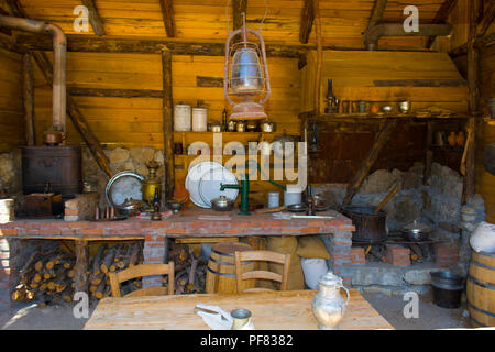 Les anciens temps farmhouse - intérieur d'une ancienne maison de campagne avec cheminée et cuisine Banque D'Images