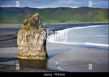 La plage de sable noir de Vik, Reynisfjara qui jouit et le mont Reynisfjall Dyrholaey du promontoire et de la roche volcanique de la côte sud de l'Islande wi Banque D'Images