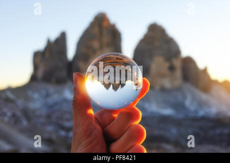Tre Cime sur la montagne via crystal globe de verre. Alpes Dolomites, Italie Banque D'Images