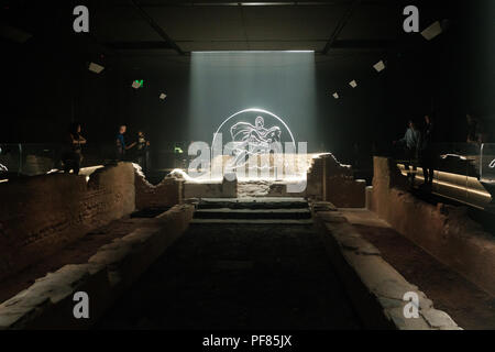 Vue intérieure du Temple Romain de Mithra Mithraeum, Londres, Walbrook, ville de Londres, sous le bâtiment du siège européen de Bloomberg. Banque D'Images