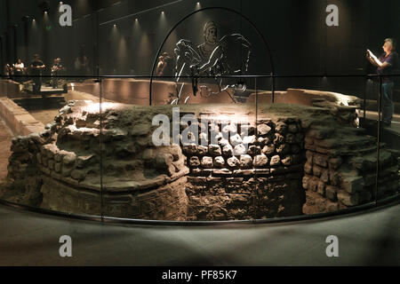 Vue intérieure du Temple Romain de Mithra Mithraeum, Londres, Walbrook, ville de Londres, sous le bâtiment du siège européen de Bloomberg. Banque D'Images