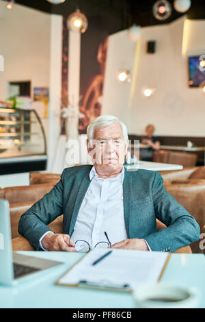 Senior Businessman moderne in Cafe Banque D'Images