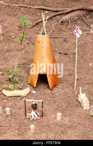 Réplique miniature d'une Première Nation canadienne wigwam, canot, feu de camp, fumeur, et d'un drapeau polonais. Banque D'Images