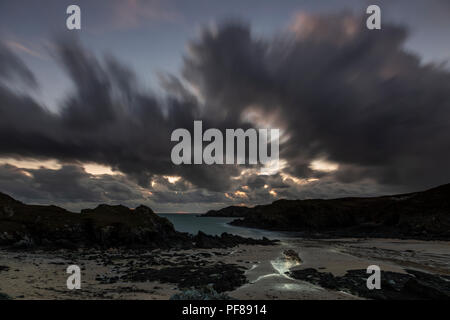 Porth Dafarch, Anglesey, côte Nord du Pays de Galles au crépuscule Banque D'Images