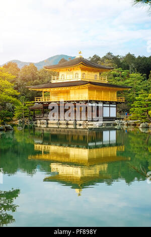 Le patrimoine culturel mondial, Kinkaku Ji sous soleil matinal spectaculaire, le golden temple bouddhiste zen traditionnel à Kyoto, Japon Banque D'Images