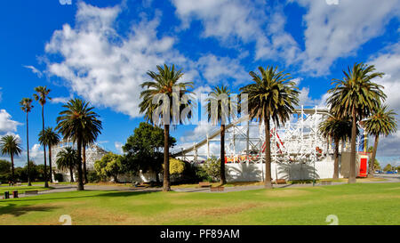 Montagnes russes en bois le plus ancien du monde exécutant au Luna Park, St Kilda, Melbourne Banque D'Images