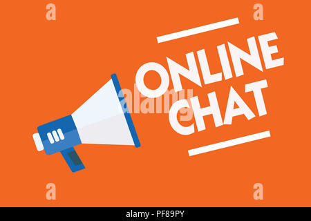 L'écriture de texte Word Chat en ligne. Concept d'affaires pour discuter avec un ami ou quelqu'un à travers internet et téléphone haut-parleur PC Mégaphone orange backgrou Banque D'Images