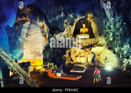 Tourisme Voyage Couple explorez la Thaïlande temple caché dans la grotte de la montagne souterraine Banque D'Images