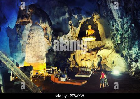 Tourisme Voyage Couple explorez la Thaïlande temple caché dans la grotte de la montagne souterraine Banque D'Images