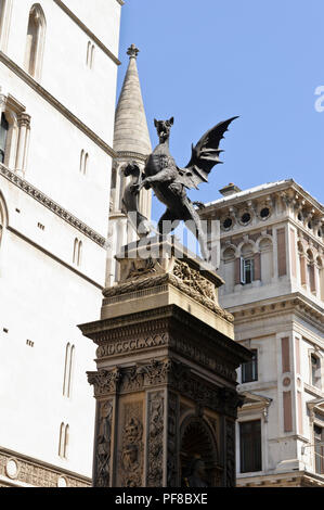 Un dragon statue par C. B. Birch dans Fleet Street dans la ville de Londres, London, England, UK Banque D'Images