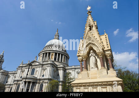 Les piétons qui traversent le pont du millénaire avec le dôme de la cathédrale St Paul à la distance, London, England, UK Banque D'Images