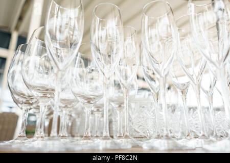 Nettoyer les assiettes, verres et couverts sur la table en bois. Mise en place de la restauration prêt pour commencer. zone de service le serveur dans un restaurant. Banque D'Images