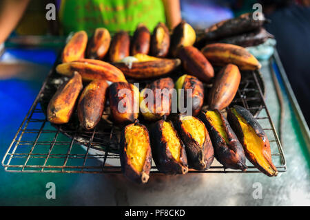 Tourisme voyage désert populaires, beignets de banane dans le marché de la Thaïlande Banque D'Images