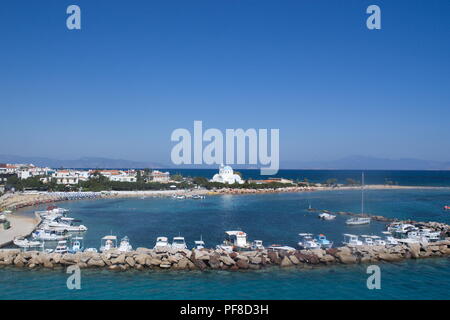 L'îlot d'Agistri. Vue sur le village de Skala du port de pêche. La plage et l'église sont derrière, juste une heure de départ de Le Pirée. Golfe de saros, Grèce Banque D'Images