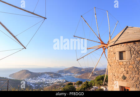 Les moulins à vent dans le coucher de soleil sur l'île de Patmos. L'archipel du Dodécanèse dans la mer Égée, Grèce voir Banque D'Images
