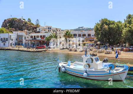 L'île grecque de Patmos appartient à l'archipel du Dodécanèse. Fragment du port de pêche et de plage dans la ville de Skala. Sur la colline de la ville visible Chora et Mona Banque D'Images
