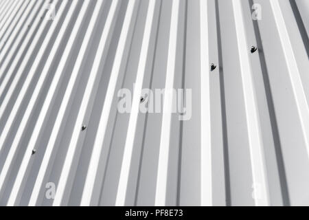 Metal feuille blanche pour le bâtiment et la construction industrielle. Tôle de toit ondulé ou toits de bâtiment de l'usine ou l'entrepôt Banque D'Images