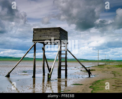 Holy Island Sands avec pilgrim causeway posts et refuge fort à marée basse, à l'ouest jusqu'à la terre ferme, Northumberland, Angleterre île sacrée je Banque D'Images