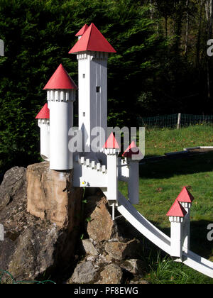 Près d'un château fortifié métallique miniature dans un mini-golf. Banque D'Images