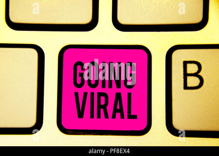 Texte de l'écriture allant d'origine virale. Sens Concept image video ou un lien qui se propage rapidement à travers l'intention de la population touche rose clavier ordinateur créer Banque D'Images