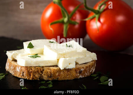 Sandwich ouvert avec fromage telemea - Roumanie traditionnelle Banque D'Images