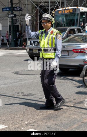 Un agent de la circulation de la ville de New York de diriger la circulation sur la 5ème Avenue et West 34th Street à Manhattan. Banque D'Images