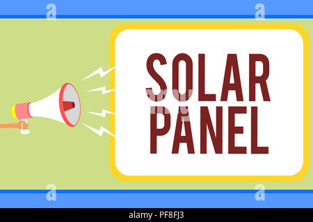 Texte de l'écriture l'écriture panneau solaire. Sens Concept conçu pour absorber les rayons de soleils source génératrice d'énergie Man pointing speec haut-parleur Banque D'Images